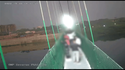 【现场】印度吊桥轰然坠落瞬间画面曝光