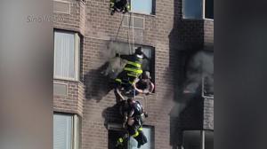 【现场】曼哈顿高层公寓起火 消防员悬空救人