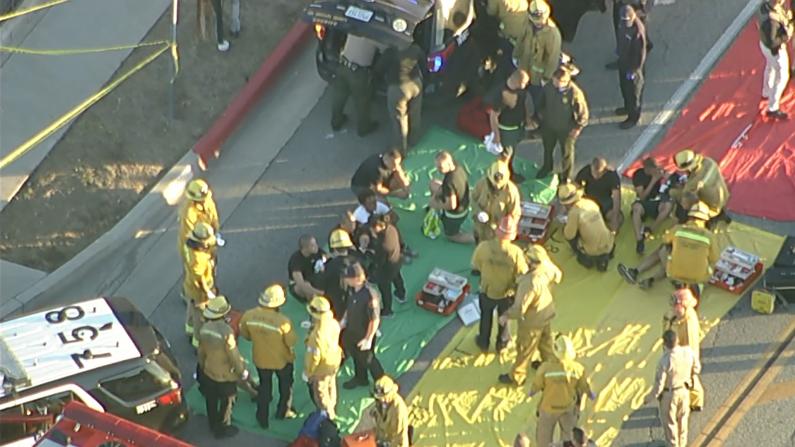 洛杉矶警员集训遭车撞 现场一片混乱