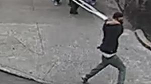 拐杖当街追打12岁少年 NYPD追捕暴力男