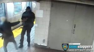 纽约商圈地铁站发劫案 受害者遭刺