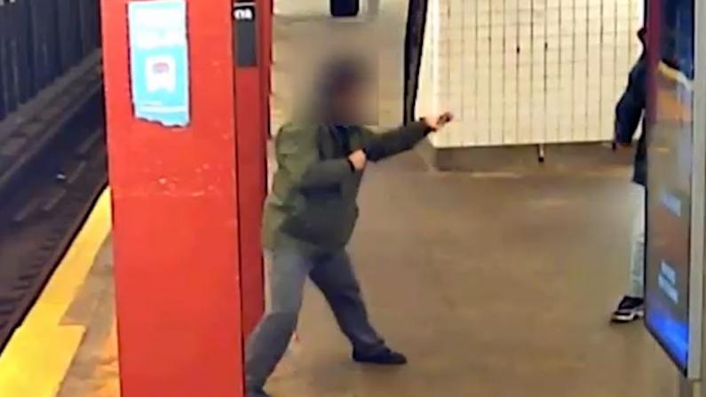 男子纽约地铁站遭劫：打不过 撒腿跑