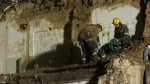 乌居民楼遭射导弹 废墟中挖出婴儿尸体