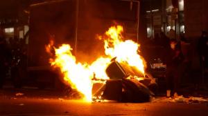 巴黎社区枪案引发骚乱 抗议者点燃街头