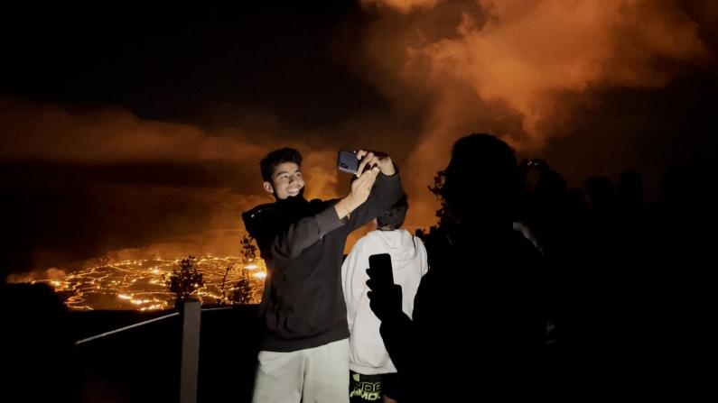 夏威夷又一座火山喷发 民众兴奋观测自拍