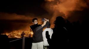 夏威夷又一座火山喷发 民众兴奋观测自拍