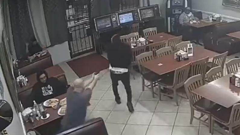 劫犯休斯敦餐馆持假枪竟遭顾客“反杀”