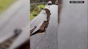 连遭风暴 加州泥石流公路半边坍塌