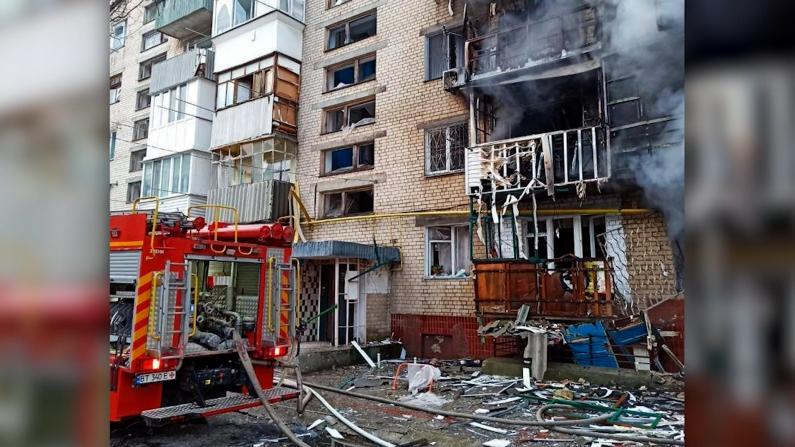 连遭导弹袭击 乌克兰赫尔森医院大楼被毁