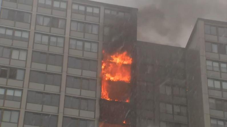 芝加哥高層公寓大火 曾因消防問題被判違規