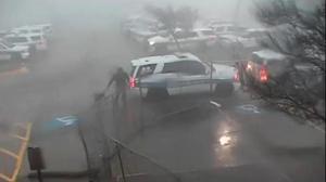 三级龙卷风重袭 得州警员冒险救“伙伴”