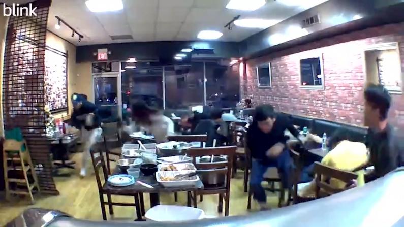 【监控】芝加哥餐厅遭枪击 食客慌忙躲避
