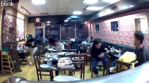 【监控】芝加哥餐厅遭枪击 食客慌忙躲避