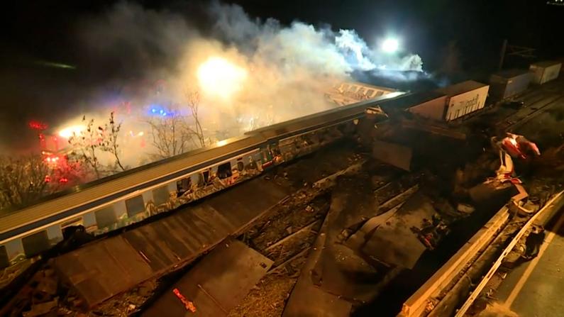 希腊火车相撞已致36死 出轨车厢面目全非