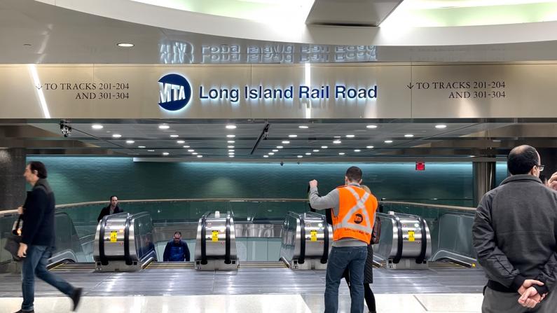 纽约长岛火车开到中央车站 乘客感受如何？