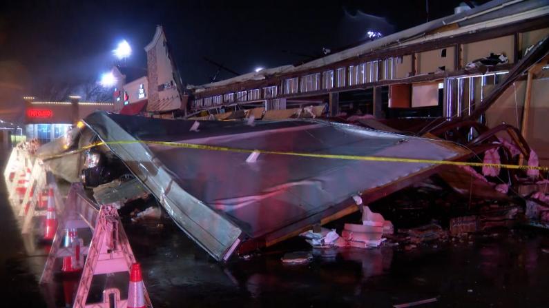 风暴袭击达拉斯地区 刮塌商铺砸烂汽车