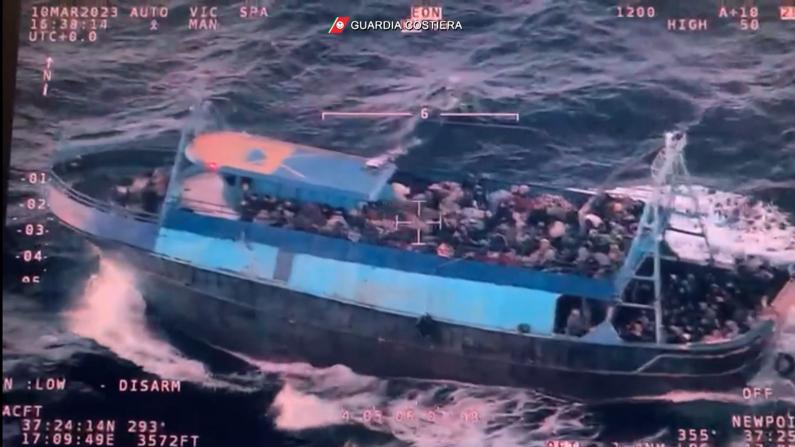 意大利从一艘难民船救下1800多人