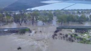 河水决堤淹没加州小镇 居民:措手不及