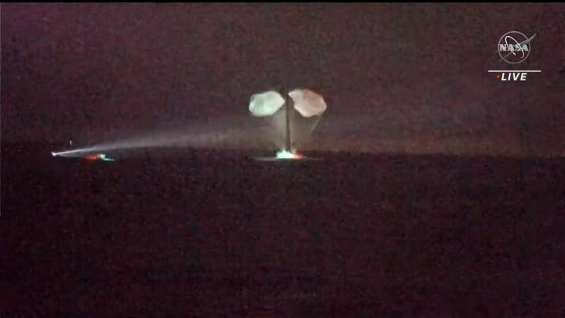 捕捉降落瞬间 SpaceX龙飞船返回地球