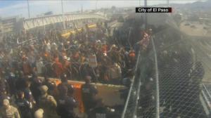 数百移民欲闯得州边境 跨国大桥遭堵