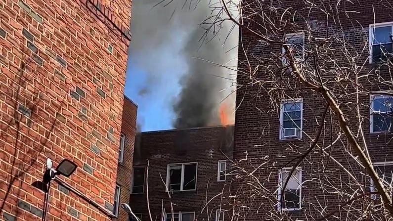 [现场]纽约法拉盛四级大火烧塌公寓屋顶