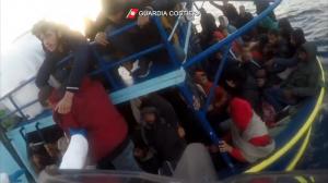 移民船倾覆 意大利海上营救3000人