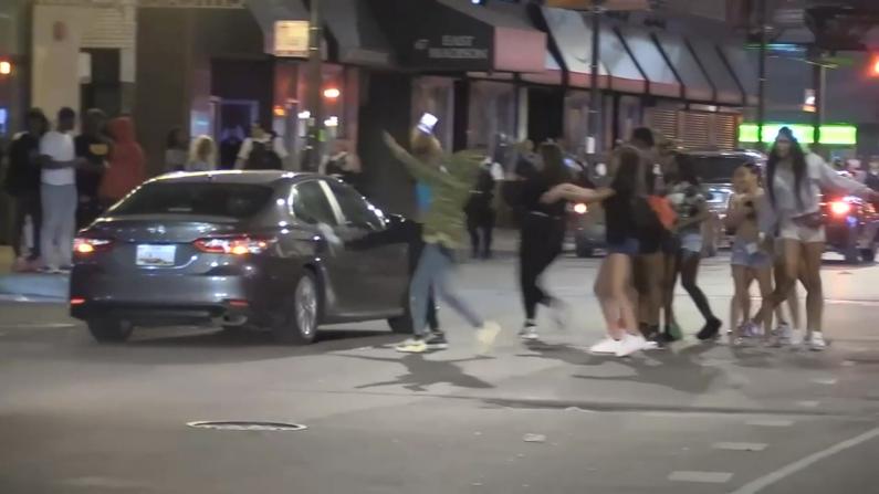 芝加哥青少年群聚市中心 跳车顶、打架、枪击...
