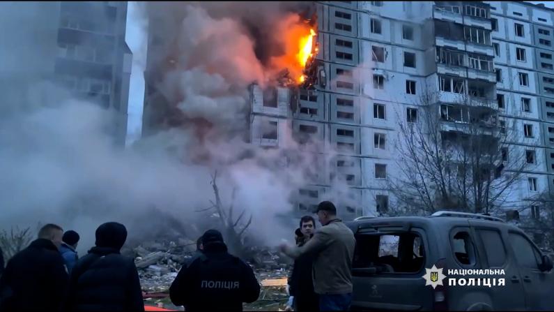 俄军再向乌发射导弹 居民楼被毁火光冲天
