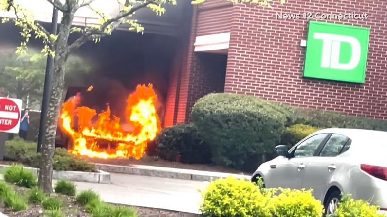 代步新车起火爆炸 康州19岁女生:太沉重了