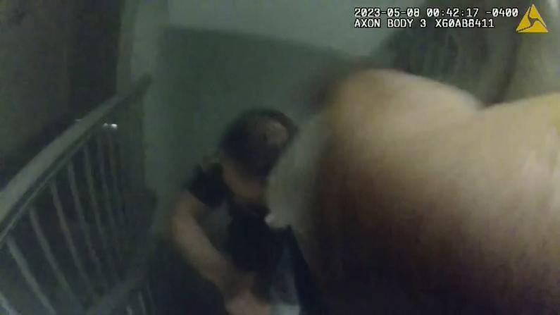 【执法录像】公寓烟雾弥漫 警员扛起她就跑…