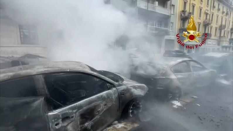 意大利米兰爆炸起火 浓烟弥漫车辆成焦炭
