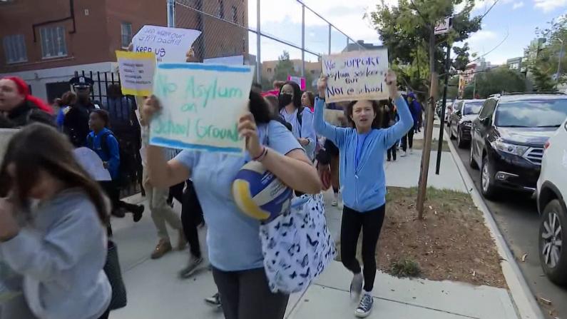 纽约欲在公校安置移民 学生、家长抗议