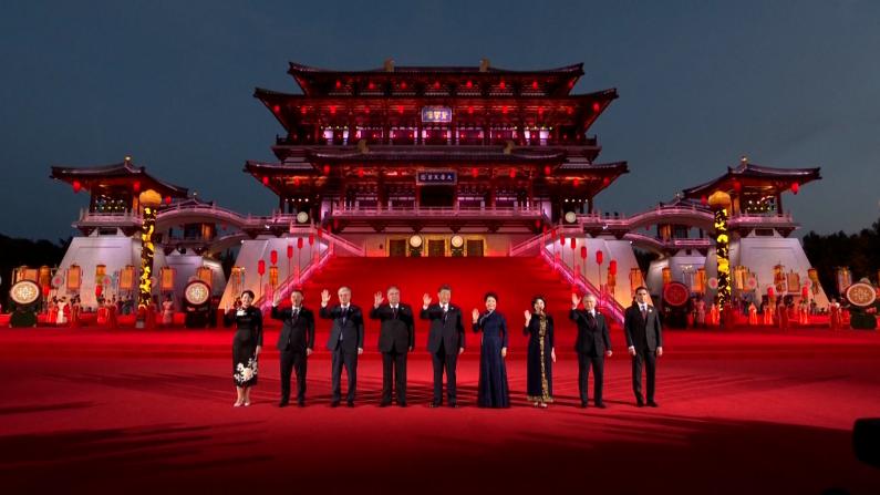习近平夫妇同中亚五国领导人观看表演