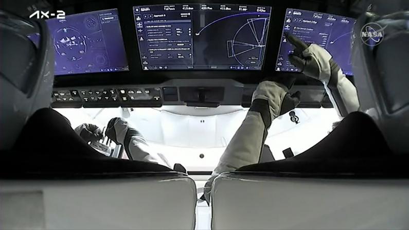 龙飞船第二次商业载人发射 首送沙特女性升空