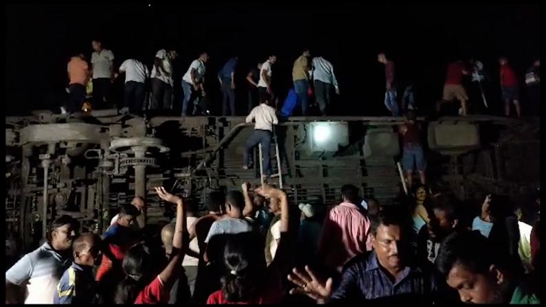 已致至少50死！印度火车脱轨数百人被困