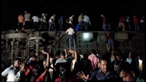 已致至少50死！印度火车脱轨数百人被困