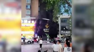 银川烧烤店爆炸31人身亡 现场浓烟翻滚