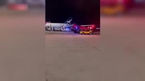 国泰客机故障致11人受伤 亲历者：浑身发抖
