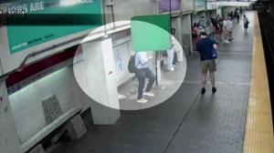 波士顿地铁站天花板脱落险砸中乘客
