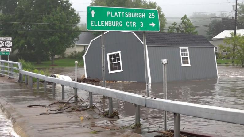 暴雨吞没纽约北部小镇 房屋道路全被淹