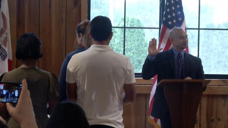 美国元素拉满 “梦幻”棒球场移民宣誓入籍