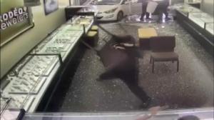 车撞玻璃椅砸店主 洛杉矶珠宝店连遭劫