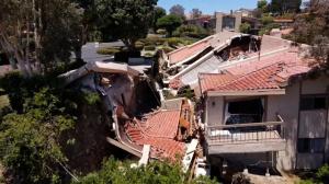 加州山体滑坡十余住宅坍塌 居民:太快了!