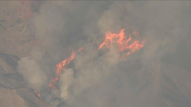 狂烧七千英亩 天干物燥加州山火难控