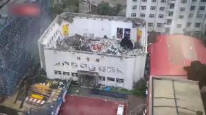 齐齐哈尔市一中学体育馆楼顶坍塌 多人被困