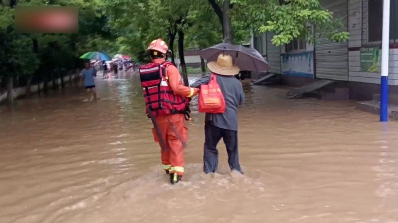 河北多地暴雨 启动蓄滞洪区紧急转移灾民