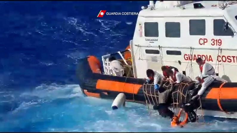 【现场】近百人移民船倾覆 意大利海空营救