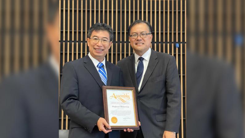 华裔教授刘荣文 获颁加州众议院“杰出教育工作者”