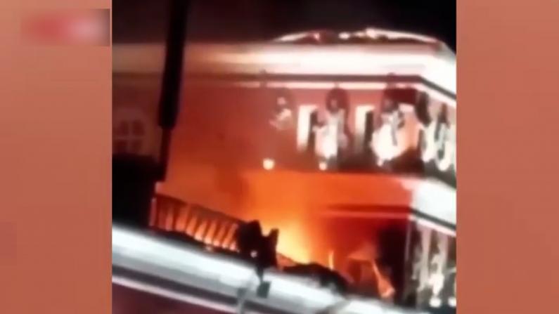 俄指乌无人机袭击火车站 火焰窜出屋顶