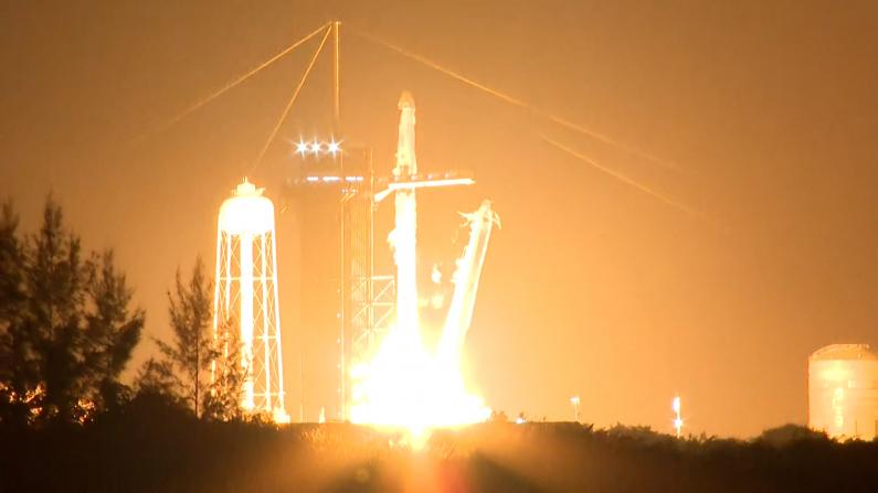 SpaceX“龙”飞船成功发射 4名太空人升空